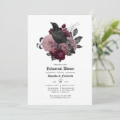 Invitation Dîner de répétition gothique Glam Burgundy Raven (Debout devant)