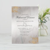 Invitation Dîner de répétition Gris Mist Gold Flecks Moderne (Debout devant)