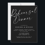 Invitation Dîner de répétition noir blanc élégant<br><div class="desc">Cet élégant design minimaliste noir et blanc présente les mots Rehearsal Dinner dans un script de calligraphie moderne et une couronne de lune botanique au dos de la carte. Customisez facilement des informations importantes ainsi que vos initiales monographiques de votre choix. Il s'aligne magnifiquement sur n'importe quel thème mariage moderne....</div>