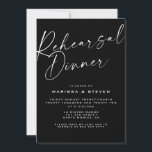Invitation Dîner de répétition noir blanc élégant<br><div class="desc">Cet élégant design minimaliste noir et blanc présente les mots Rehearsal Dinner dans un script de calligraphie moderne et une couronne de lune botanique au dos de la carte. Customisez facilement des informations importantes ainsi que vos initiales monographiques de votre choix. Il s'aligne magnifiquement sur n'importe quel thème mariage moderne....</div>