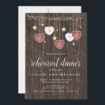 Invitation Dîner de répétition Rustic Wood Stars and Hearts<br><div class="desc">Les coeurs et les étoiles d'art populaire pendent d'une branche de vigne. Les plus petites étoiles dorées pendent entre les coeurs rouges et blancs qui sont décorés de flocons d'or. Le texte blanc et croustillant est magnifique contre un motif en plâtre marron foncé. Une invitation parfaite à la répétition pour...</div>