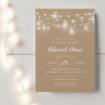 Invitation Dîner de répétition Rustique<br><div class="desc">Des invitations à dîner sur mesure et sur mesure pour les répétitions de mariage avec un modèle facile à utiliser pour la personnalisation. Ce design rustique chic présente des brins de lumières à cordes brillantes et des jarres de maçon sur un arrière - plan en papier imitation kraft. Personnalisez l'invitation...</div>