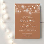 Invitation Dîner de répétition Rustique<br><div class="desc">Des invitations à dîner sur mesure et sur mesure pour les répétitions de mariage avec un modèle facile à utiliser pour la personnalisation. Ce design rustique chic comprend des brins de lumières à cordes brillantes et des bocaux de maçon sur un arrière - plan poussiéreux en terre cuite. Personnalisez l'invitation...</div>