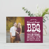 Invitation Dîner de répétition rustique BBQ | Couleurs modifi (Debout devant)