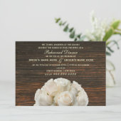 Invitation Dîner de répétition rustique Roses blanches et boi (Debout devant)