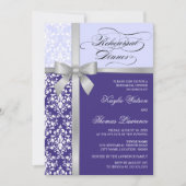 Invitation Dîner de répétition violet Damask Faux Silver Ribb (Devant)