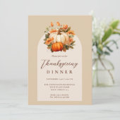 Invitation Dîner de Thanksgiving Pumpkin Floral Script Arch (Debout devant)
