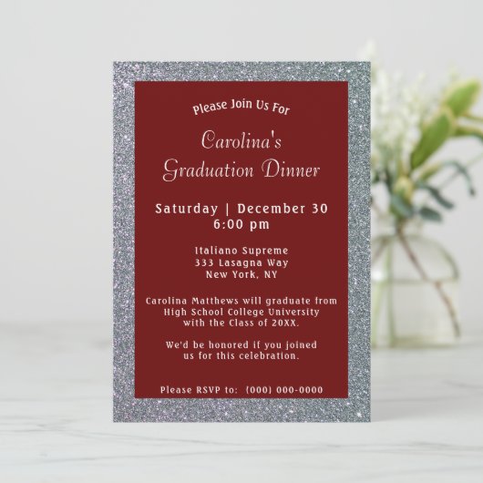 Invitation Dîner Silver Sparkle Maroon Graduation (Debout devant)