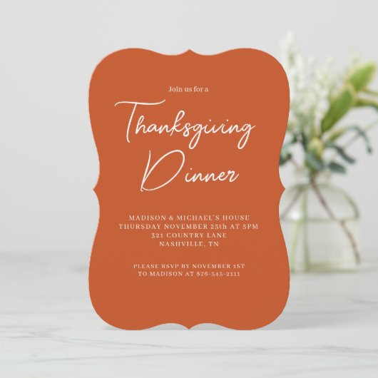 Invitation Dîner Thanksgiving moderne Burange Orange Script (Debout devant)