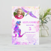 Invitation Dinosaur 5e anniversaire T Rex photo rose (Debout devant)
