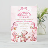 Invitation Dinosaure rose Stomp Chomp Roar 1er anniversaire (Debout devant)