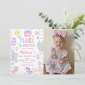 Invitation Dinosaure rose Trois A-Saurus 3e anniversaire Phot (Debout devant)