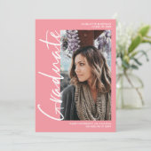 Invitation Diplôme de la photo de l'étudiant rose de script (Debout devant)