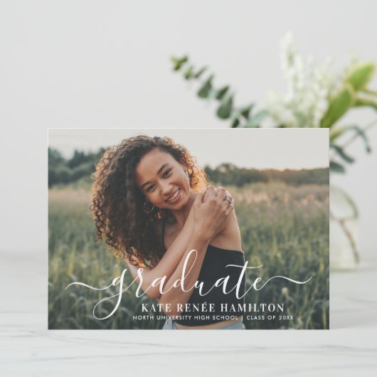 Invitation Diplômé de la photo de script blanc moderne (Debout devant)