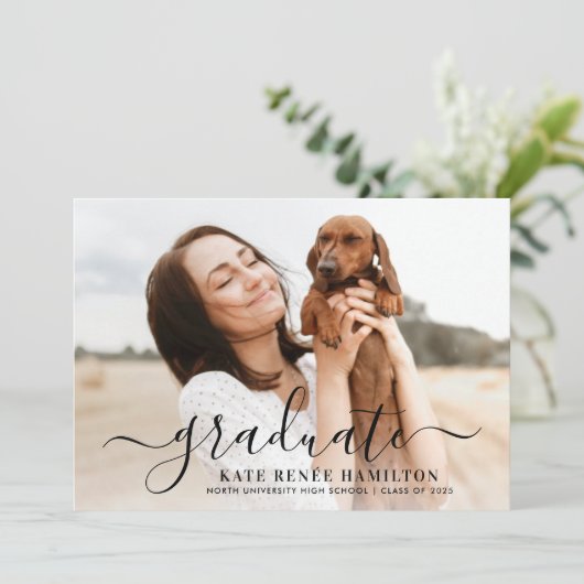 Invitation Diplôme de photographie de script noir moderne (Debout devant)