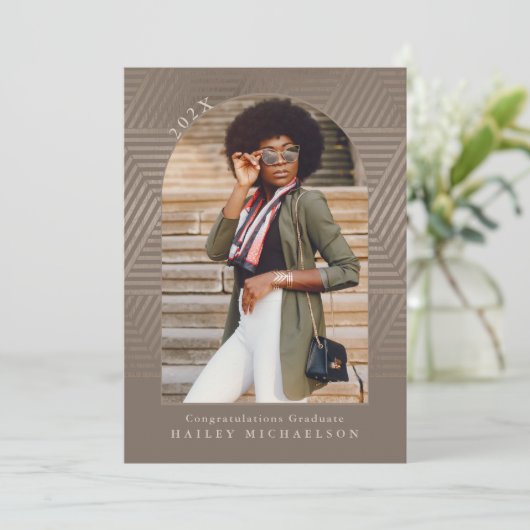 Invitation Diplôme d'impression géométrique chic muté (Debout devant)