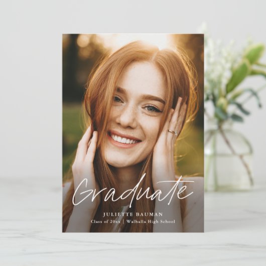 Invitation Diplômé en Script moderne Diplôme en photo simple (Debout devant)