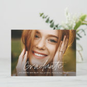 Invitation Diplômé en Script moderne Diplôme en photo simple (Debout devant)