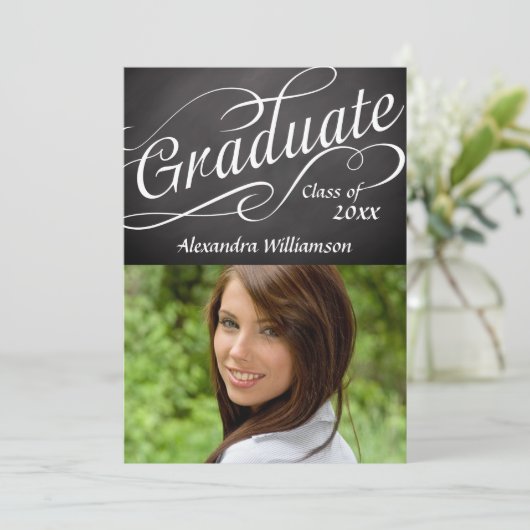 Invitation Diplômé en Tourbillonnant Script Chalkboard avec p (Debout devant)