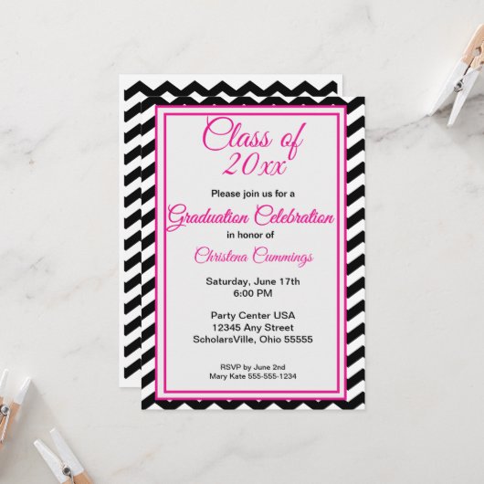 Invitation Diplôme Moderne avec Écriture Rose et Bordure Chev (Devant/Arrière en situation)