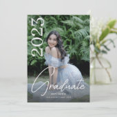 Invitation Diplôme photo blanc de script moderne (Debout devant)