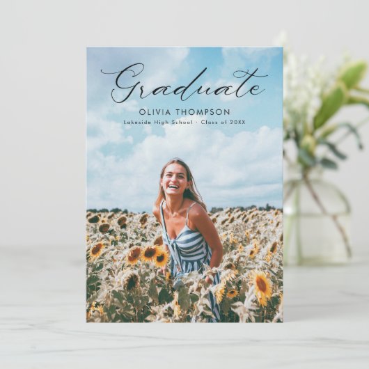 Invitation Diplôme photo de script féminin moderne (Debout devant)