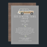 Invitation Distances Sociales Conduite Par Wedding shower Gre<br><div class="desc">Un thème de quarantaine à distance sociale conduire à travers la douche de la nuptiale mariage avec le panneau de bois SUV voiture décoré avec des boîtes en étain,  fleurs et verdure sur arrière - plan gris. En face se trouve le design en planches de bois.</div>