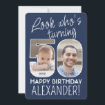 Invitation do-it-yourself couleurs ・ Regardez qui est 50 Anni<br><div class="desc">Regardez qui a 50 ans ! Famille Invitation et amis à une élégante célébration du 50e anniversaire pour lui ou elle avec 2 invitations personnalisées de fête photo. Les images et le libellé de ce modèle sont simples à personnaliser. Les couleurs bleu marine et blanc pour les contours arrière -...</div>