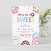 Invitation Donut 3e fête d'anniversaire Donut Three is Sweet (Debout devant)