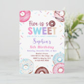 Invitation Donut 5h fête d'anniversaire Donut Five is Sweet (Debout devant)