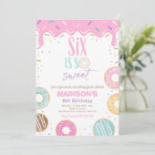 Invitation Donut 6e fête d'anniversaire Six est si doux (Debout devant)
