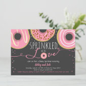 Invitation Donut Bébé Sprinkle Donut Rose Fille Sprinkle (Debout devant)