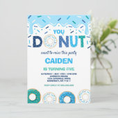 Invitation Donut Birthday Invitation, tu ne veux pas manquer  (Debout devant)