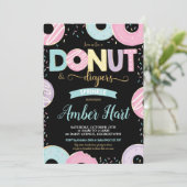 Invitation Donut et Diapeurs Saupoudrer la fille Baby shower (Debout devant)