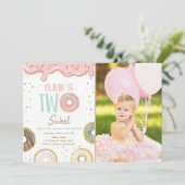 Invitation Donut Two Sweet Rose Doughnut Fille fête d'anniver (Debout devant)