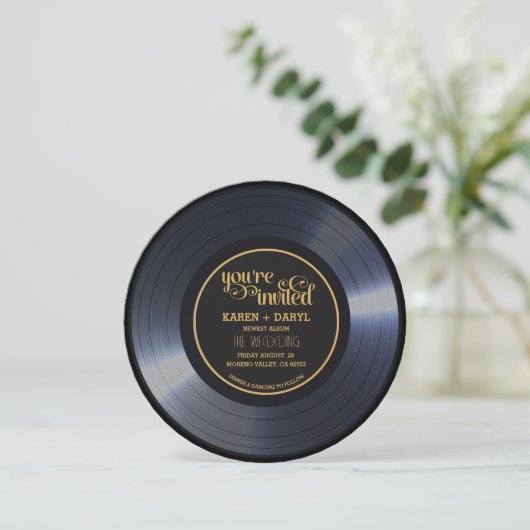 Invitation Dossier Mariage noir de vinyle rétro (Debout devant)