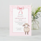 Invitation Douce Bébé Rose Sprinkle avec Ruban & Agneau Migno (Debout devant)