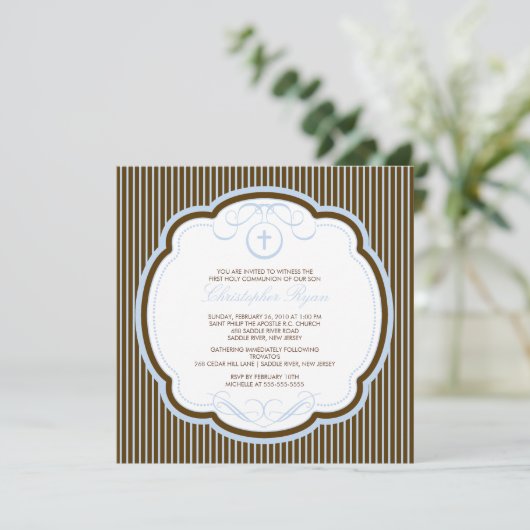 Invitation douce de communion de garçon de croix (Debout devant)