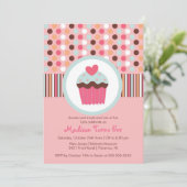 Invitation douce de fête d'anniversaire de petit (Debout devant)