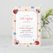 Invitation Douce Fête de Bébé Ladybug Moderne Fleur Sauvage (Debout devant)