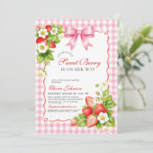 Invitation Douce Fête de Bébé Rose à Motif Vichy Fraise (Debout devant)