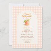 Invitation Douce Peachy Gingham Combinaison Bébé Shower (Devant)