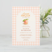 Invitation Douce Peachy Gingham Combinaison Bébé Shower (Debout devant)