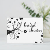 Invitation douche à nuptiale : fleurs noires et blanches (Debout devant)