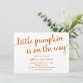 Invitation Douche automnale simple | Petit Citrouille Orange  (Debout devant)