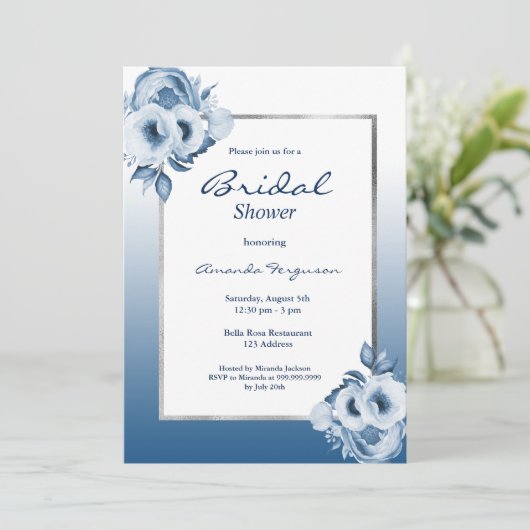 Invitation Douche nuptiale bleu classique aux fleurs blanches (Debout devant)