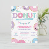 Invitation Doughnut mignonne arroses fête d'anniversaire (Debout devant)