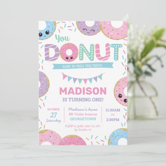 Invitation Doughnut mignonne arroses fête d'anniversaire (Debout devant)