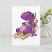 Invitation Dragon Violet se détendant sur Chaise Longue (Debout devant)