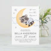 Invitation Dreamy Over the Moon Raccoon Boy Baby shower (Debout devant)